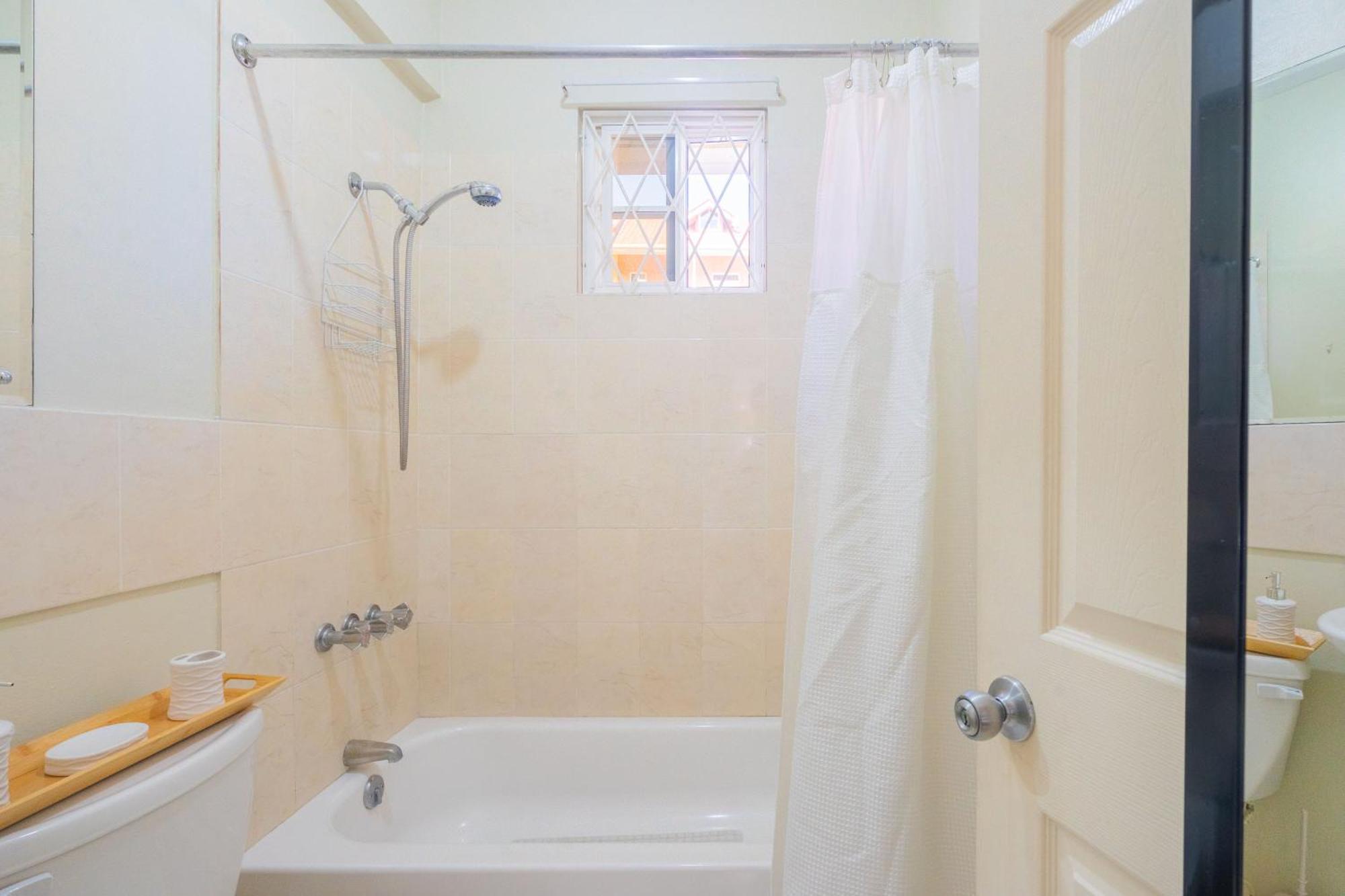 Musgrave Annex- Comfy 1 Bedroom Apartment On The Ground Floor كينغستون المظهر الخارجي الصورة